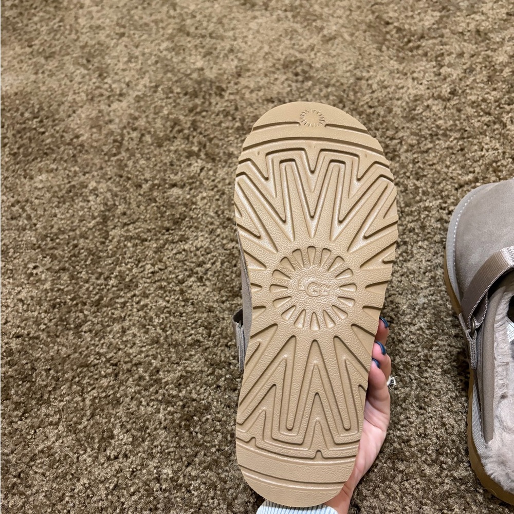 UGG Slippers - Picture 4 of 7